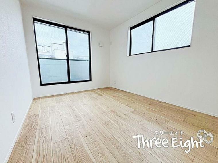 寝室 3階6帖洋室。シンプルな形状なので家具のレイアウトが考えやすく、家具選びの幅が広がります！