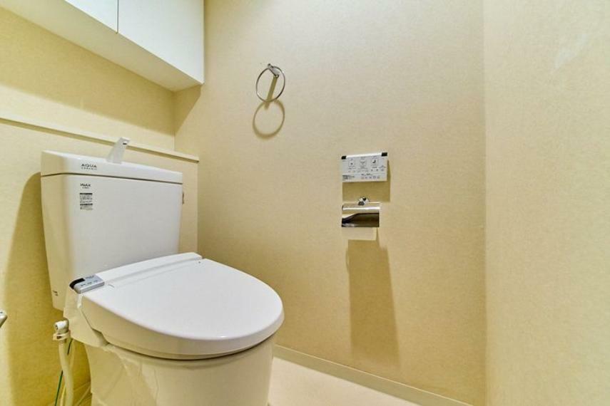 トイレ 白を基調とした清潔感のあるトイレ。