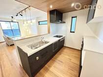 【建物プラン例/キッチン】広々としたキッチンで料理中の動線 収納も充実で清潔感のある状態を保てます。
