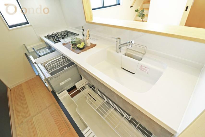 キッチン 【1号地モデルハウス/キッチン】家事負担を軽減する食器洗乾燥機搭載のシステムキッチン。キッチンには大容量の収納備わっていますので、キッチン回りがすっきりと片付きます。