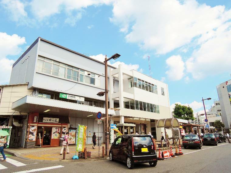 北浦和駅（京浜東北線の停車駅です。駅の広いスペースのターミナルからは、教育機関方面、さいたま市立病院方面へ、バスによる運行が繁盛に行われています。交通の重要な中継地点として利用されています。）