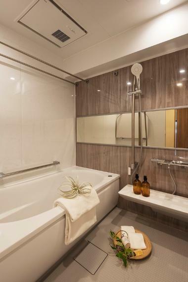 浴室 追い焚きや浴室乾燥機など、多機能なバスルーム。木目調のアクセントパネルが癒しの空間を演出します。