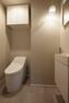 トイレ デザイン性・機能性の高いタンクレストイレを採用。手洗い器があり室内の清潔感を保てます。