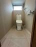 トイレ 温水洗浄便座を完備した快適なトイレ。上部に窓があるので換気にも優れ、個室の空気を清浄に保てます。