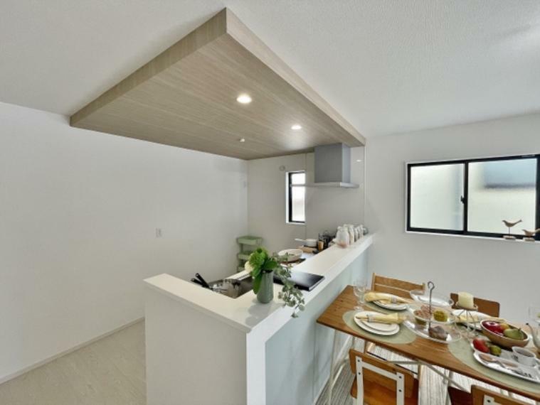ダイニングキッチン 折下天井のアクセントがオシャレな空間を演出いたします。