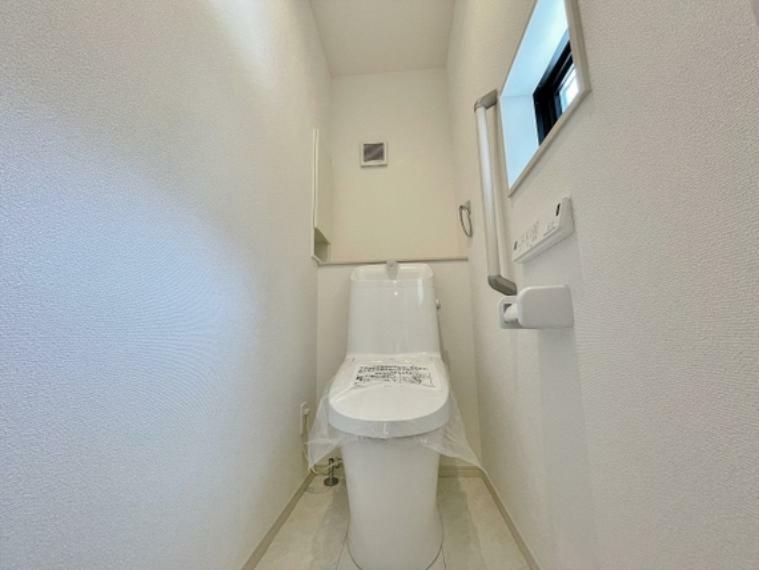 トイレ 多機能トイレ、壁付けのパネルになりますので、操作もとってもしやすいです。手摺付き（施工例）