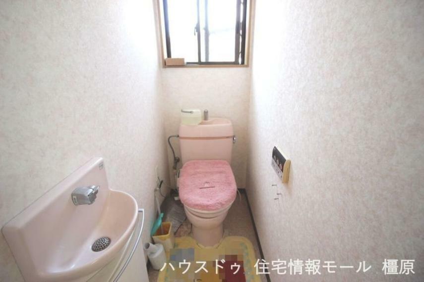 トイレ 温水洗浄便座を完備しております。