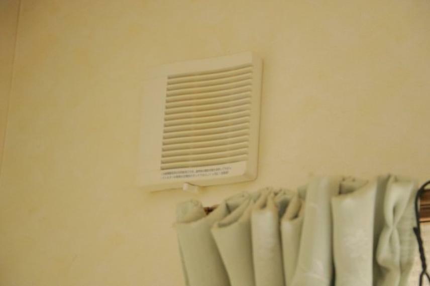 冷暖房・空調設備 24時間換気と一般的な換気扇は役割が違います。24時間換気は室内の空気を循環して、シックハウスや結露を防ぐ役割があるため常に動かす必要があります。一方の換気扇の役割は短期間で空気を入れ替えることです。