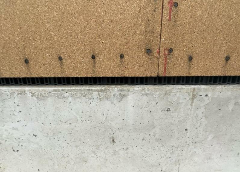 基礎パッキング工法とは、床下の換気確保のため基礎と土台の間に緩衝材を挟み込む工法です。土台の下に数十センチの間隔で設置されるため、全体的な隙間が生まれます。床下換気口に比べて高い通気性が確保されます。