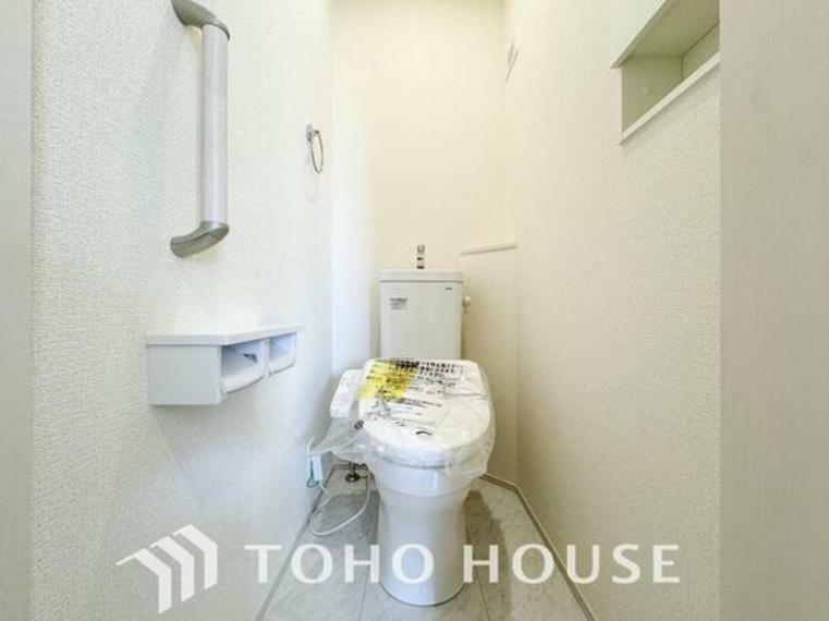 トイレ 十分な広さと清潔感のあるカラーで纏まったおトイレ。時間に余裕とゆとりを持たせます。