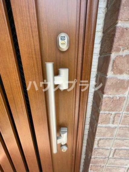 防犯設備 玄関ドア施錠設備。ドアガードはセキュリティと便利さを両立させます。 不審者の侵入を防ぎつつ、来訪者をスムーズに認識・案内できます。 一方で、シンプルな操作性も魅力で、使いやすさが際立ちます。