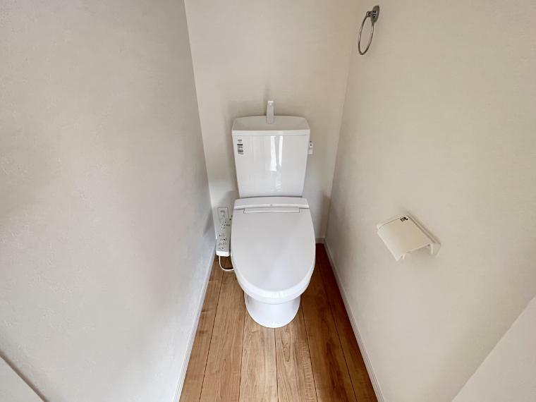 同仕様写真（内観） トイレは各階にご用意。ウォシュレット機能付き（2号棟同仕様）
