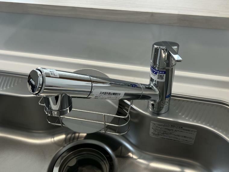食器や野菜などの水洗いがスムーズにこなせるハンドシャワーのついた水栓。浄水器一体型なので便利です。