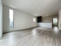 16.5帖のリビングルームは白を基調とした明るい空間。家具の配置もしやすそうです！
