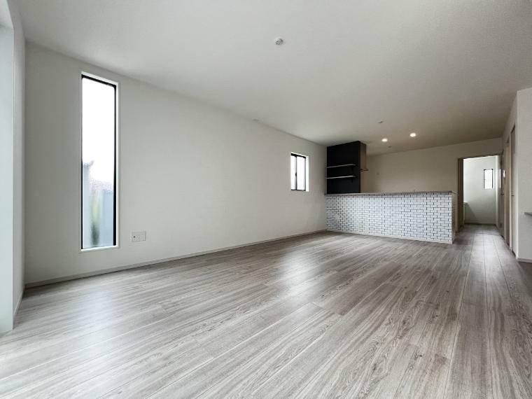居間・リビング 16.5帖のリビングルームは白を基調とした明るい空間。家具の配置もしやすそうです！