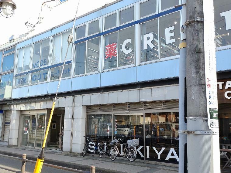 スーパー スズキヤ逗子駅前店（朝9時～夜11時まで営業。小さなお店ですが品揃え・品質が良く地元に愛されるスーパー。）