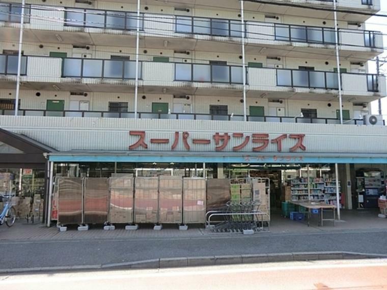 スーパー スーパーサンライズ東寺尾 地元で人気です。夜22時までやっていて、遅く帰る人には心強いですが、第一水曜日がお休みなのが注意点です。