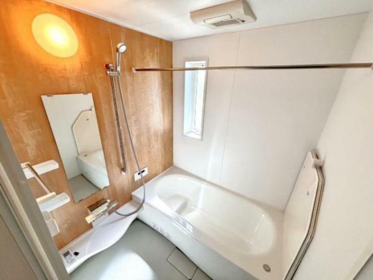 浴室 ゆったりバスで一日の疲れをリフレッシュ！飽きのこないシンプルなデザインでいつまでも綺麗にお使いいただけます。