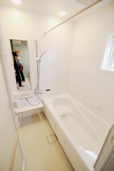 浴室 【2帖システムバスルーム】 浴室用暖房乾燥機、窓、手すり、鏡面壁、半身浴槽のある快適浴室