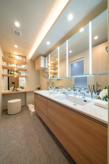 洗面化粧台 2ボウル設置の洗面台は、忙しい朝に大活躍のスペースです。