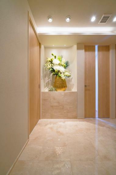 玄関 高級感のある大理石貼りの玄関廊下。インテリアや植物を飾り、居心地の良い空間を演出できます。