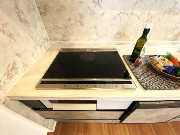 キッチン IHコンロは火力が強く、お掃除も簡単。毎日のお料理の時間短縮に。