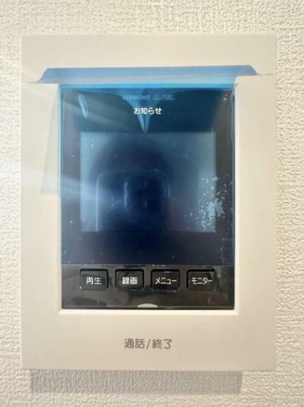 同仕様写真（内観） 大画面のカラーモニターで訪問者の顔をハッキリと見ることができ※写真は同一タイプもしくは同一仕様です。