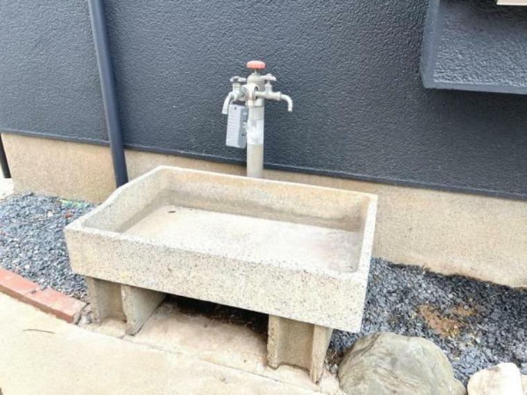 屋外に、洗車がガーデニングに便利な外水栓がございます。