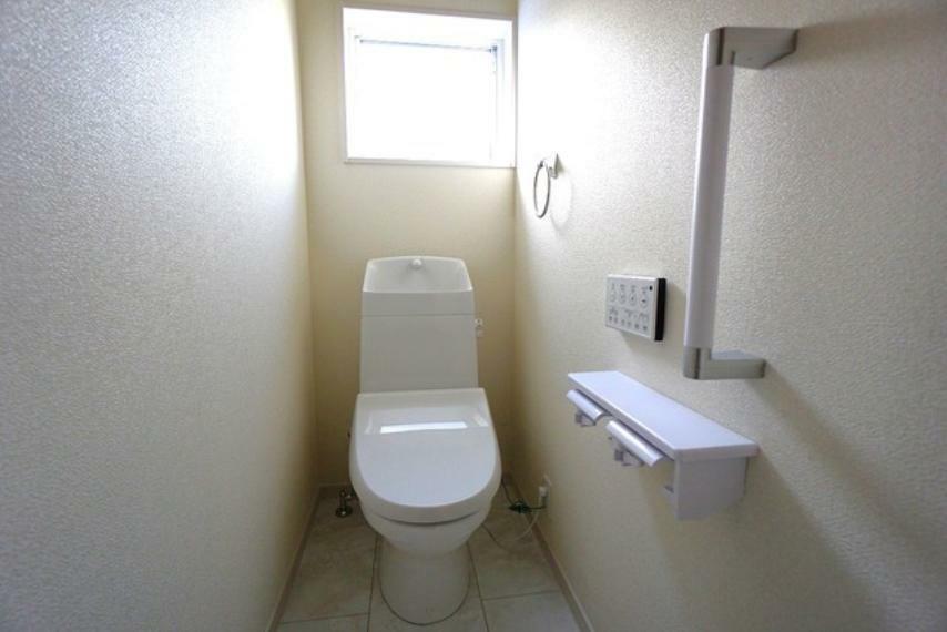トイレ ウォシュレット付トイレです。温水洗浄便座リモコン付き。窓付きのトイレは換気もしやすく清潔に使えます＾＾