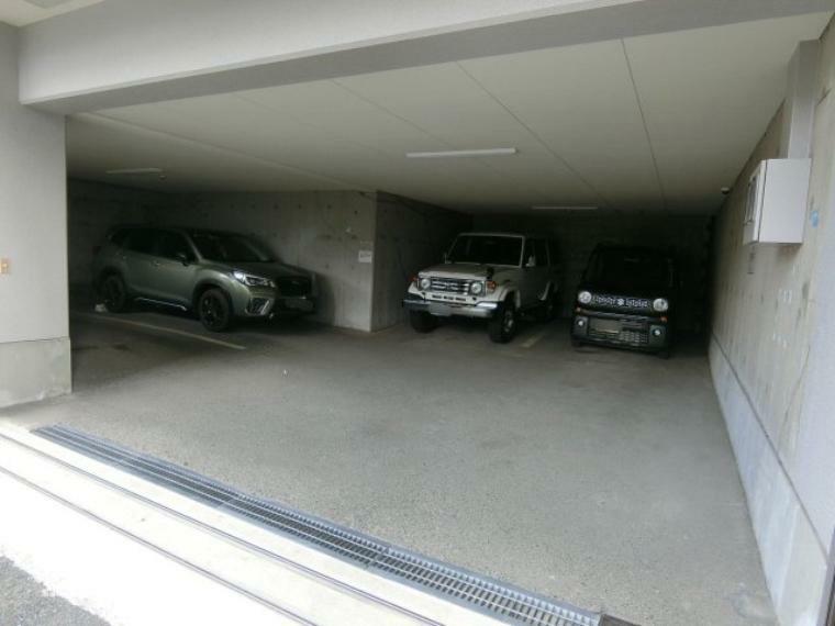 駐車場 駐車場 覆われているので雨風から愛車を守れますね