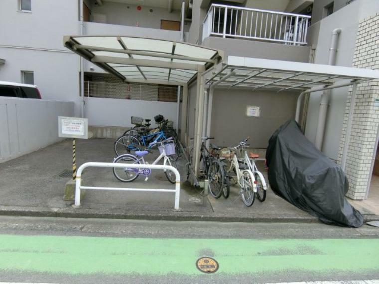 駐輪場 屋根付きの駐輪場 自転車やバイクが停まっています