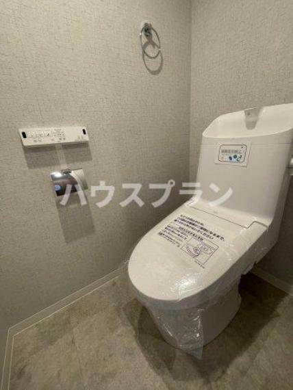 トイレ 白で統一された清潔感のある空間で、トイレ本体も新しく新調しています。 衛生面や機能性もバッチリな温水洗浄便座付きのため、安心してお使いいただけます。 トイレ前に収納があるのでお手入れもしやすいです。
