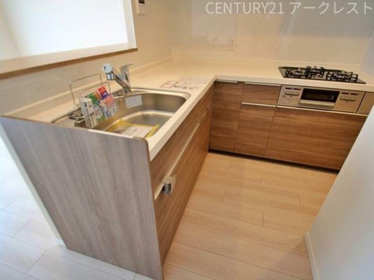 キッチン ～Kitchen～シンクやコンロ、収納などが一体になっているデザイン性の高いL字型キッチン。設備も含めて使い勝手を考えて設計されているため、統一感があり、汚れても掃除がしやすいのが特徴です。