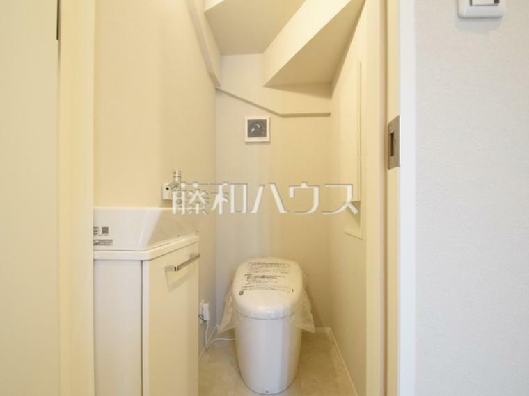 トイレ 2号棟/スッキリとした見た目と、お掃除のしやすさが魅力のタンクレストイレ！　【練馬区大泉町2丁目】