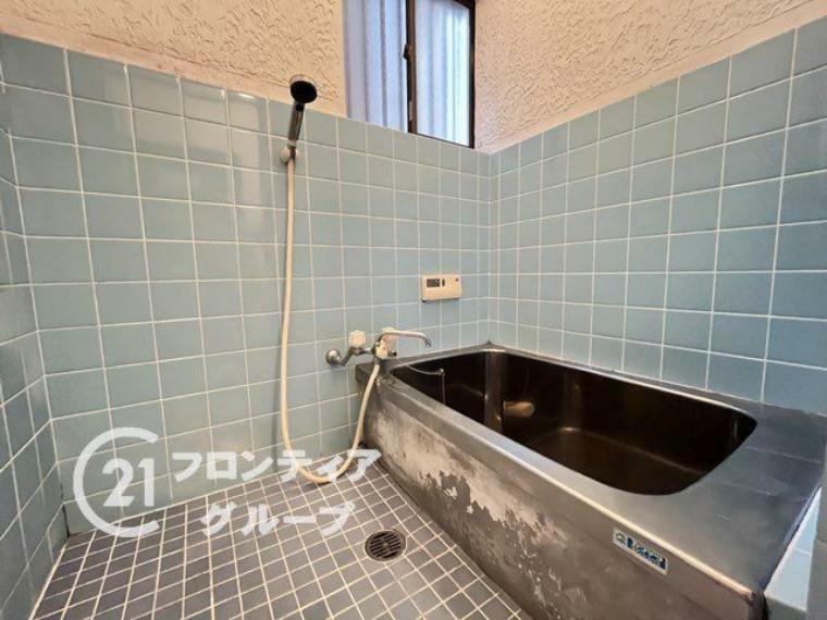 浴室 しっかり換気が出来る窓付き。湿気がこもりやすい浴室も清潔に保てます。