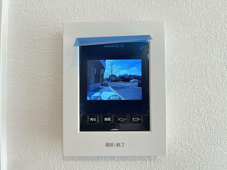 TVモニター付きインターフォン TVモニター付きインターホンは訪問者が誰なのかを確認してからドアを開けられるため、防犯に役立ちます。
