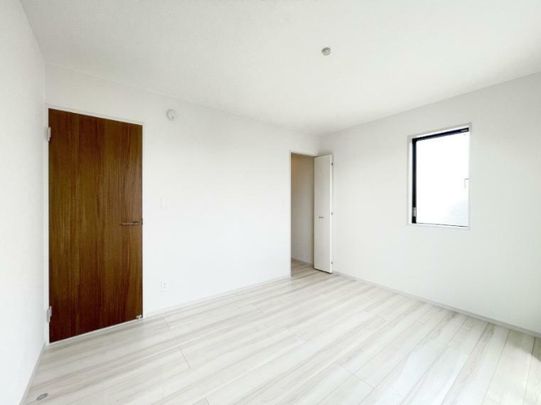 洋室 収納が充実しているので、居住スペースを広く使えます。