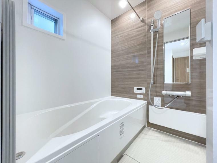 浴室 白を基調とした清潔感あふれる空間。1日の疲れをとってリセットしましょう。