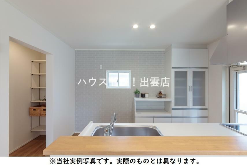 同仕様写真（内観） キッチン背面収納イメージ写真 キッチンに合わせた背面収納は家電設置スペースもあります。