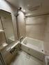 浴室 1116の浴室です。 木目の自然な風合いを表現した艶やかな優しい色合いの鏡面パネルと、ダウンライトのやわらなか光がナチュラル空間を演出する居心地の良いバスルームになります。