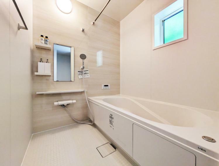 浴室 【浴室】自動でお風呂の準備が整うオートバス！ゆったりした浴槽が魅力のユニットバス！一日の疲れも癒されますね！