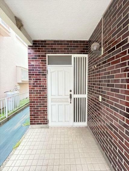 【玄関】玄関は鍵交換を致します。壁や床のタイルはクリーニングを致します。