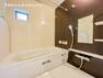 浴室 【浴室】窓のあるバスルームは明るく気持ちの良い空間です!!　換気環境も良好。掃除もスムーズに出来ます。