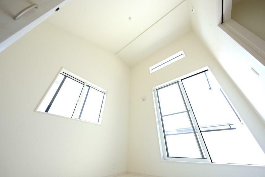 洋室 ■2階洋室5.25帖・勾配天井の高さが解放感をプラス、大型バルコニーに面したお部屋