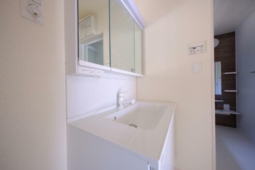 トイレ ■3面鏡シャンプードレッサー・小物収納も豊富にスッキリ！