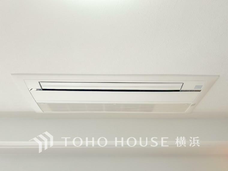 冷暖房・空調設備 【エアコン】天井埋め込み式エアコンで室内はすっきり。