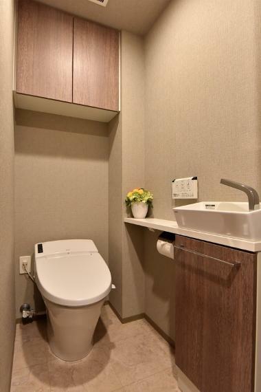 トイレ スッキリとした印象でお手入れもしやすいタンクレストイレです。便利な手洗い器も設置されております。