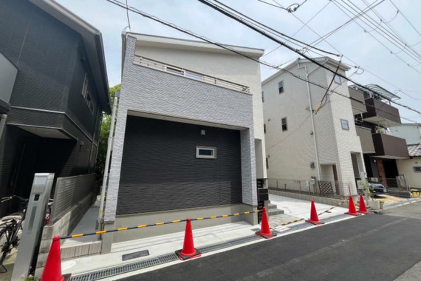 現況外観写真 【外観】この物件は、阪急宝塚線「曽根」駅から徒歩10分の場所にある新築一戸建てです。