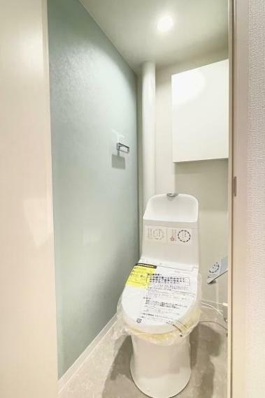 温水洗浄便座一体型トイレ　フロアタイル貼替　上部収納棚設置
