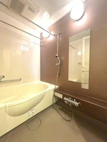 【浴室】ゆったりとした広さのバスルーム。<BR/>明るい内装デザインです。